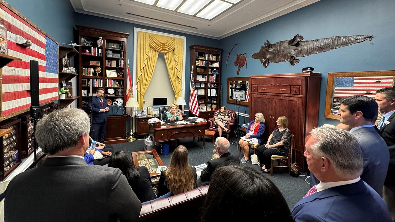 NAHB成员会见众议员. 凯特·卡马克(佛罗里达州共和党.在她的办公室里